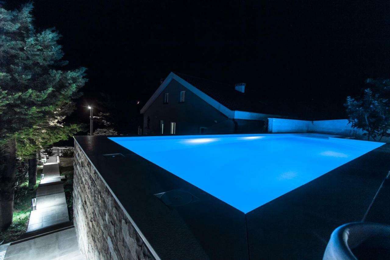 Beachfront Apartments Anita With Pool คาร์โลบัก ภายนอก รูปภาพ
